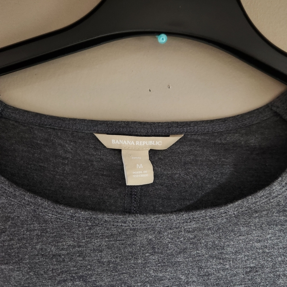Banana Republic Long Sleeve Grey Tee Quikted Shoulder Size M - Picture 2 of 4